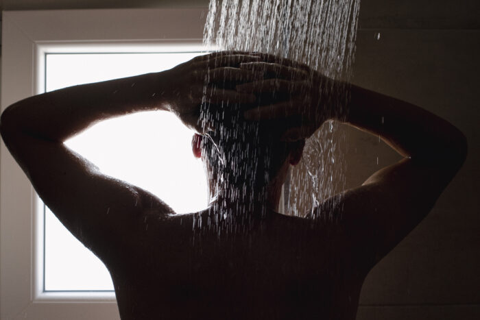 Persona bañandose